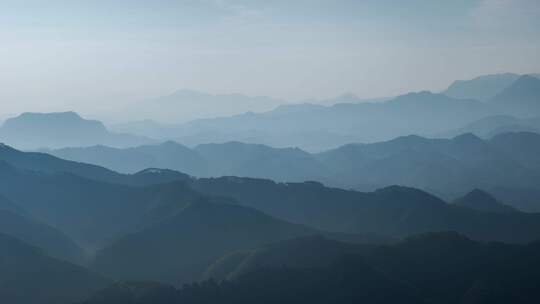 群山绵延的自然风光远景