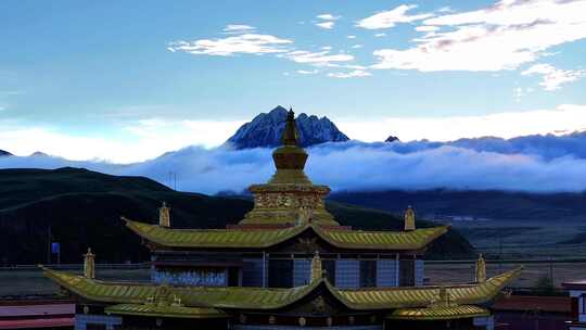 川西风光日出下的塔公寺远望雅拉雪山