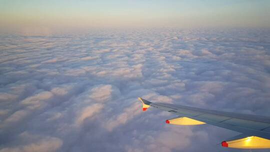 飞机在美丽的蓬松云层上飞行