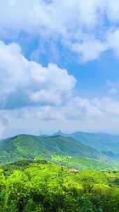 夏季晴天阳光下的山顶云海