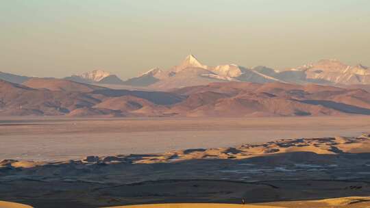 西藏日喀则仲巴五彩沙漠雪山美景日出延时