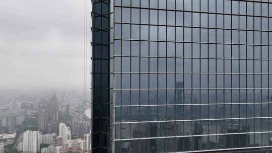 上海环球金融中心擦玻璃工人