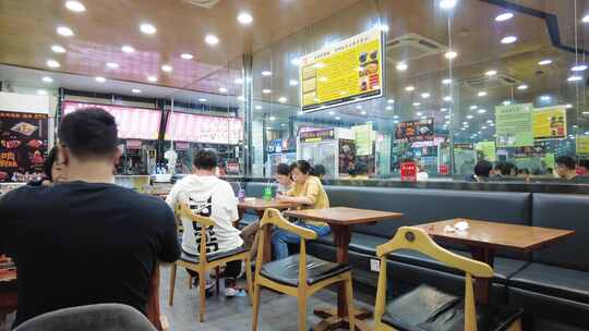 砂锅店顾客用餐视频素材模板下载