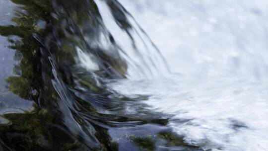 天然清澈的泉水流淌在岩石上视频素材模板下载