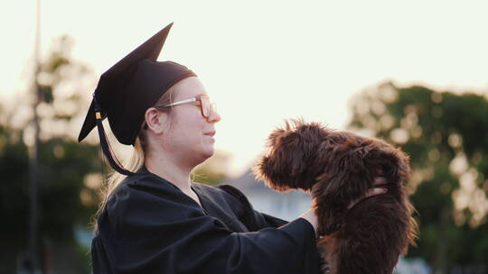 毕业生抱着小狗