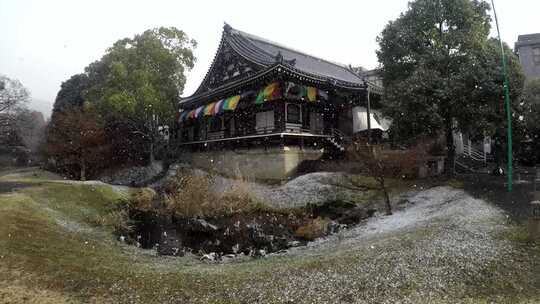 传统的日本建筑与降雪。