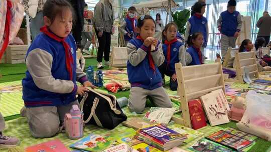 读书节济南小学生参与书本市集