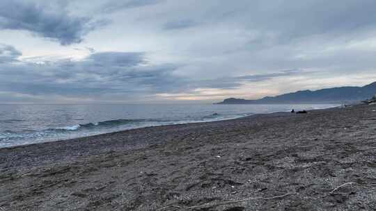 冬季地中海海岸海上高空多云日落鸟瞰