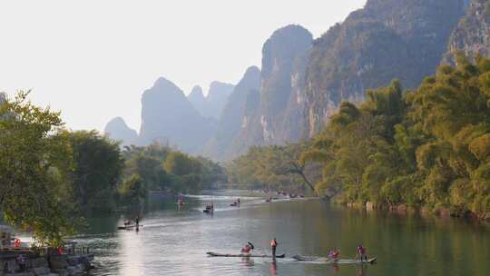 山水间竹筏漂流风景