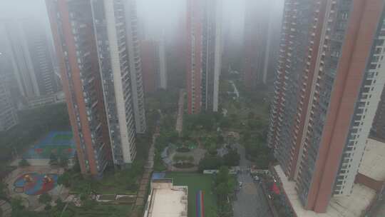 雨天云雾弥漫的住宅区航拍