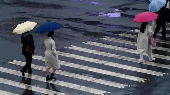 雨天城市街头人流慢动作