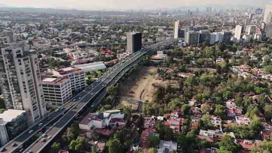 墨西哥城高速公路的慢动作鸟瞰图