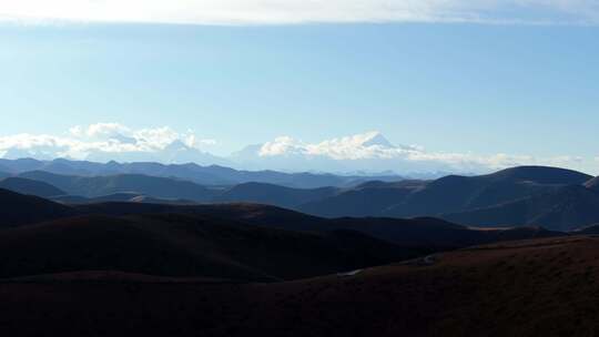 四川川西贡嘎雪山日出三峦叠嶂风光航拍