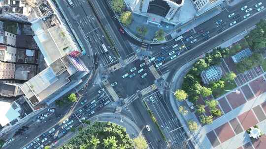 城市十字路口俯拍道路交通车流清晨道路车流