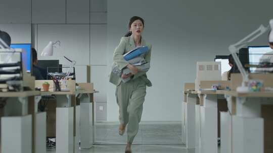 办公室女职员抱着文件焦急跑步送文件视频素材模板下载