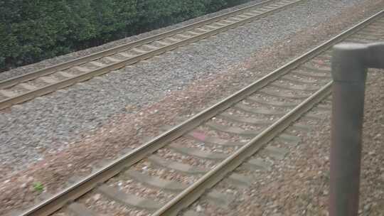 火车行驶铁轨轨道旅途风景实拍视频素材模板下载