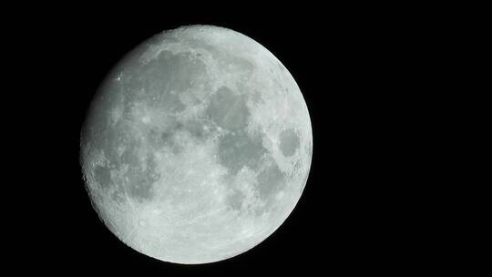 在黑色背景中缓慢移动的月球