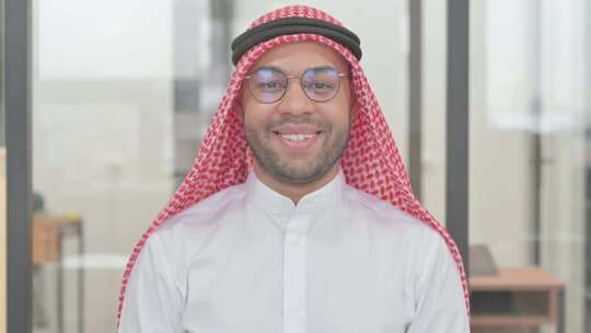 微笑的阿拉伯青年肖像视频素材模板下载