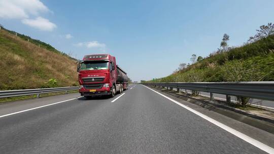卡车行驶在高速公路上视频素材模板下载