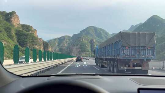 驾车行驶在高速公路上视频素材模板下载