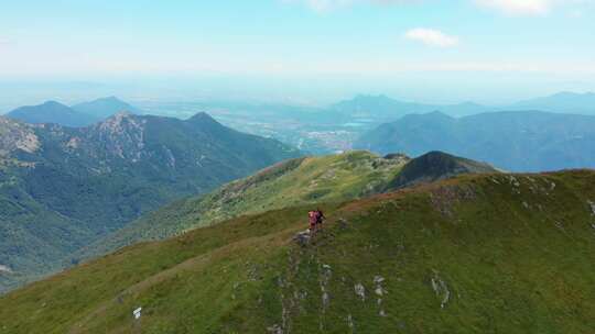 一对背包客在山顶徒步旅行