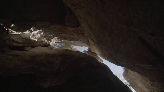 走进古人类洞穴LOG视频素材视频素材模板下载