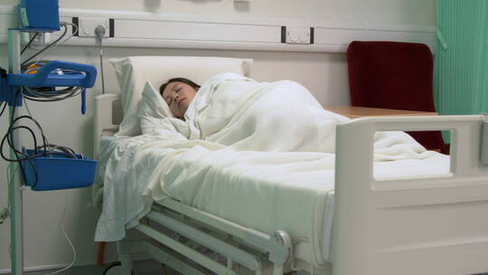 在医院病床上睡觉的女人