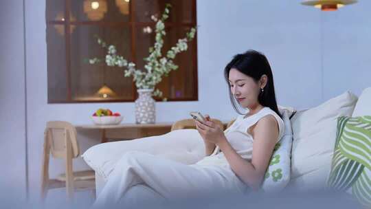 室内女子休闲居家生活