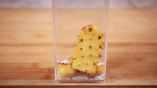 菠萝皮发酵制作酵素视频素材模板下载