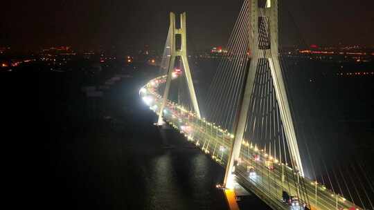 4k航拍润扬大桥夜景车流灯光行驶桥梁运输