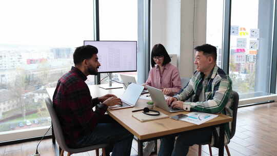 快乐的建筑师团队在办公室会议中庆祝成功