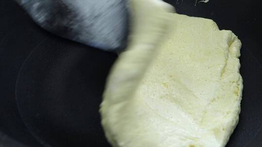 牛轧糖制作美食棉花糖翻炒工序视频素材