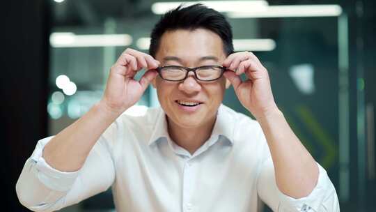 惊讶的亚洲男子拍摄眼镜震惊地看着相机。快视频素材模板下载