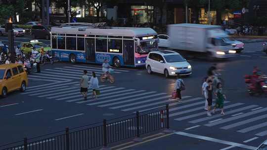 城市夜晚车水马龙行人回家