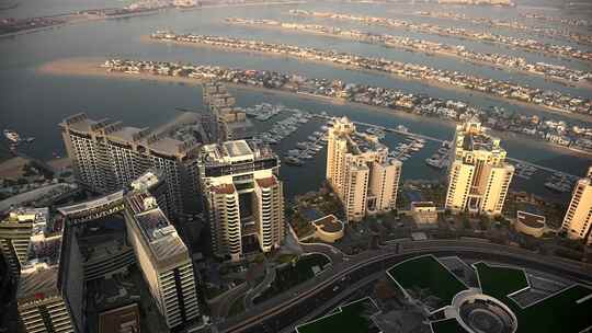 在日出时从上面探索迪拜的城市景观，展示令