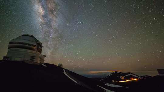 恒星和星团在夜间延时移动