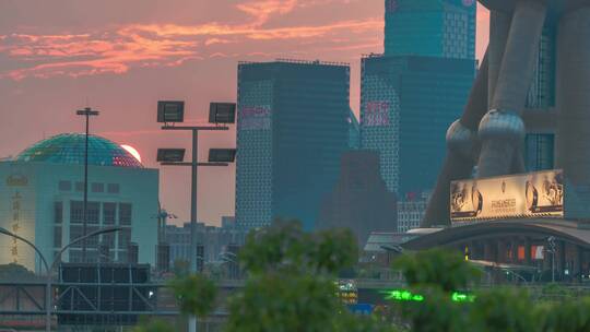 城市夕阳落在建筑物后面