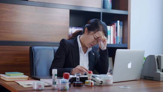 职场女士办公会计女视力模糊看不清过度劳累