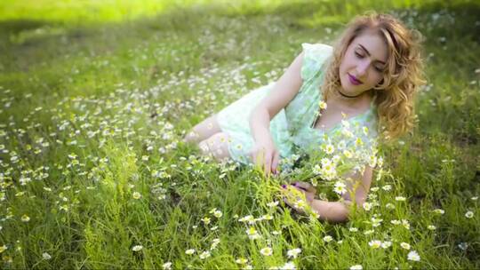 躺在草地上采花的女人