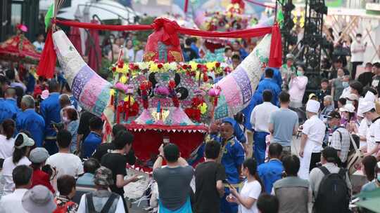 热闹的民俗活动游行场景