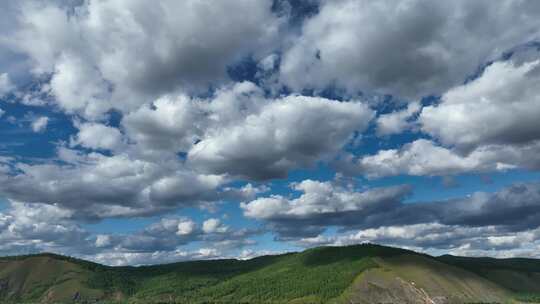 大兴安岭崇山峻岭寒温带针叶林蓝天白云