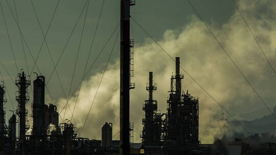 化工厂的浓烟造成环境污染