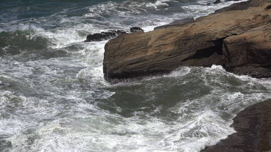 海浪拍打着海岸岩石       