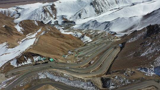 航拍蜿蜒的盘龙古道雪山公路