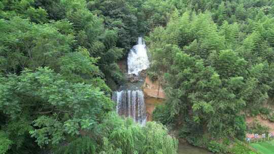 西安白鹿原鲸鱼沟碧水粼粼悬幔壮观飞珠溅玉