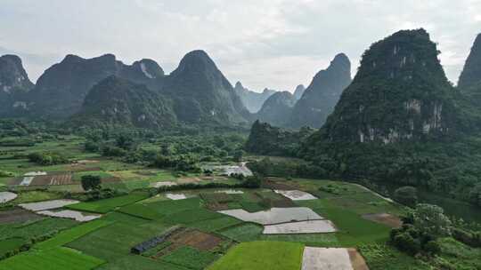 乡村田野风光与喀斯特山景的自然景象