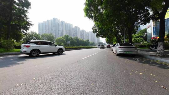 驾车开车乘车行驶在城市道路上第一视角