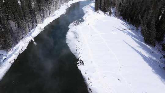 航拍新疆冬季喀纳斯神仙湾晨雾雪山森林雪景