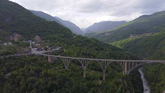 乔杰维奇塔拉桥，无人机，黑山，山