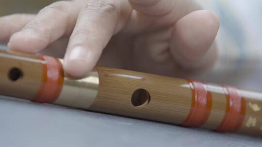 慢镜头笛子视频中国风古装手拿笛子特写